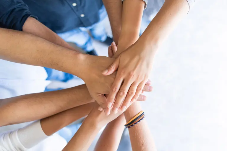 Übereinander gelegte Hände