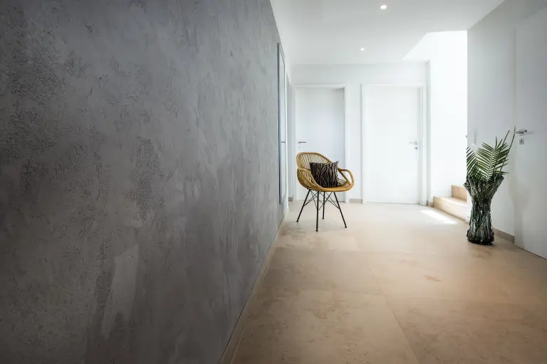 Innenaufnahme, Flur mit Stuhl und Vase, Wand mit dem Dekorspachtel StoLevell Calce FS