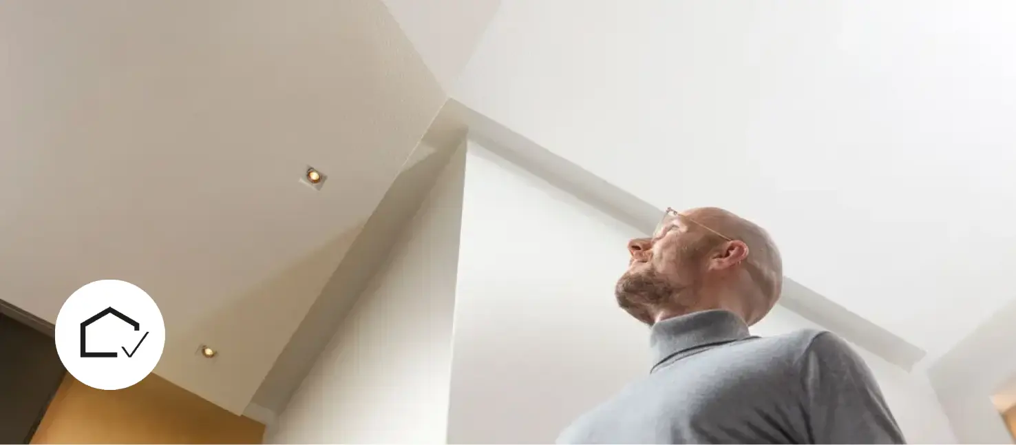 Mann bewundert ästhetische Akustikdecke von Sto