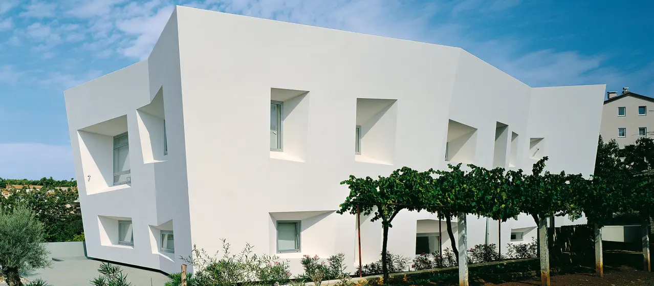 Geschäftsgebäude mit weisser Fassade mit schägen Fassaden und Fenstern