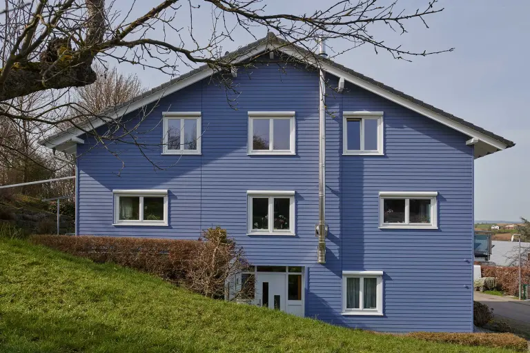 Holzfassade mit Fassadenfarbe StoColor Dryonic® Wood in blau beschichtet