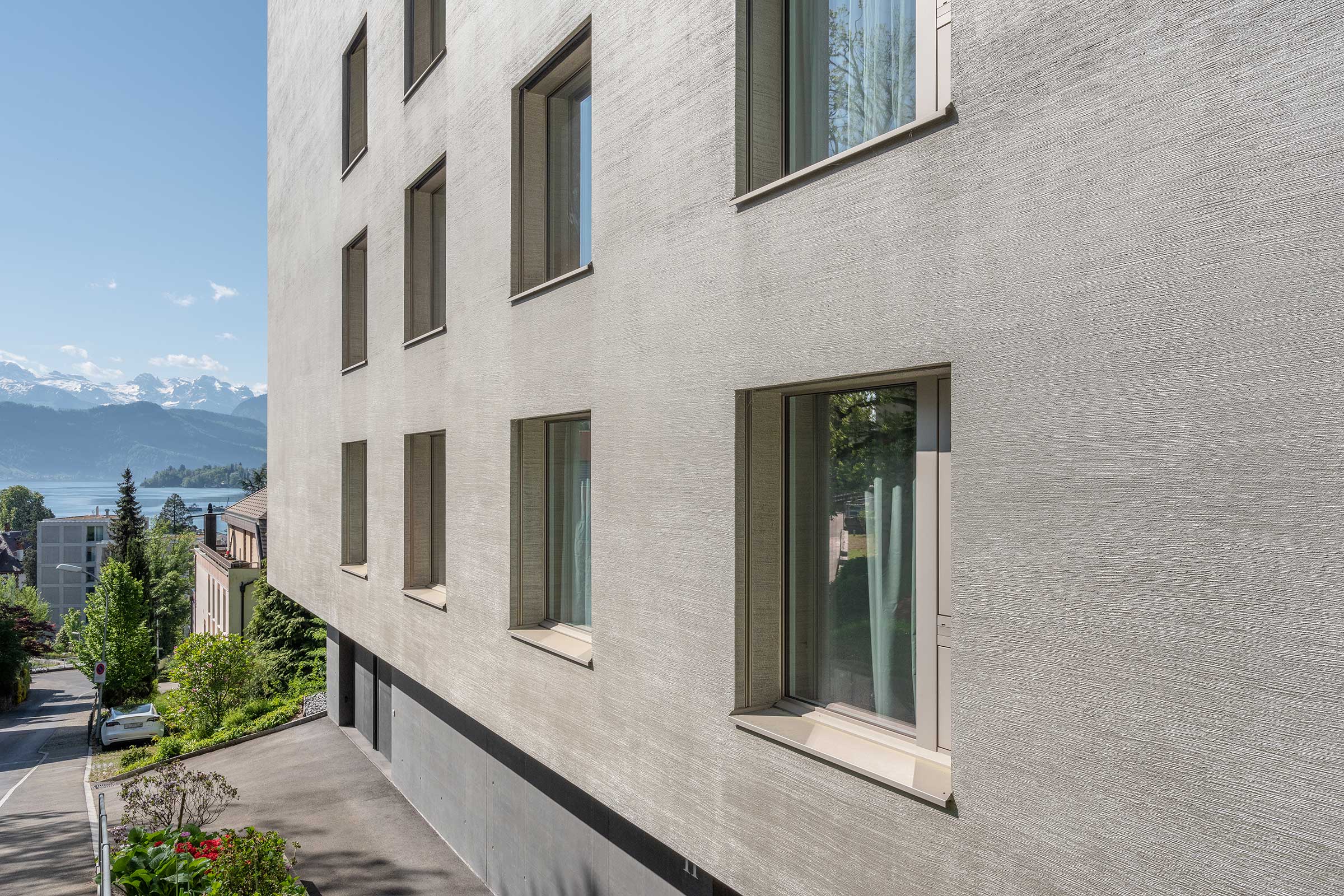 Bild Seitenwand Mehrfamilienhaus in Luzern mit StoColor Dryonic M (metallic) gestrichen