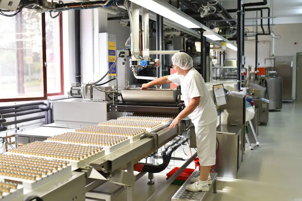 Laufband in Schokoladenfabrik