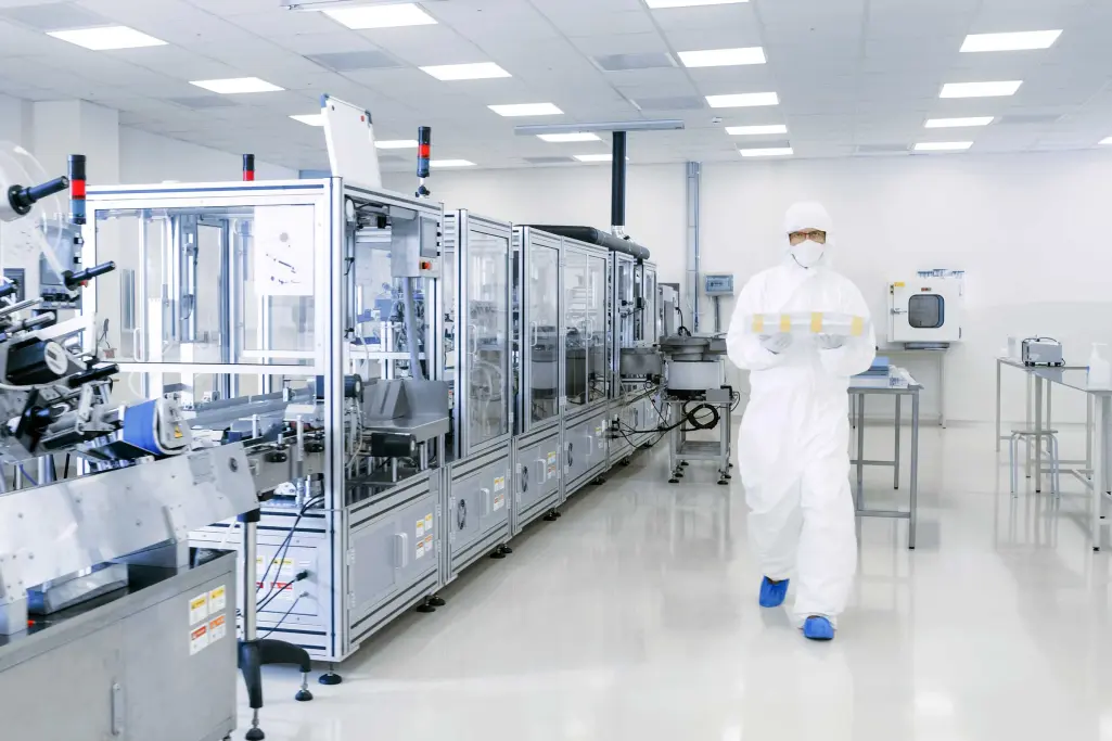 Medizintechnische  Produkte werden zum  Teil unter Reinraumbedingungen gefertigt. Foto: Gorodenkoff