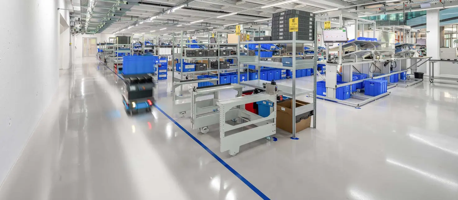 Hall de fabrication industrielle de la société Thermoplan avec revêtement de sol industriel clair