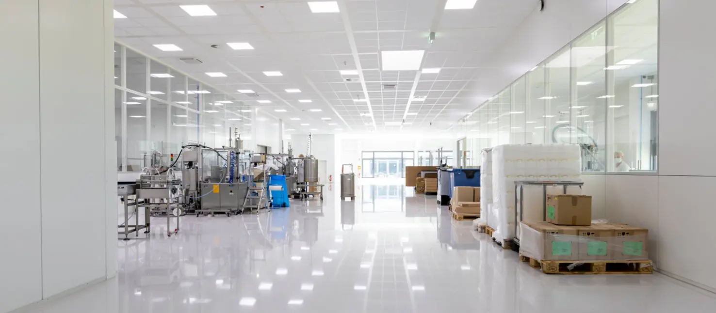 Lager- und Produktionshalle mit weisser Bodenbeschichtung