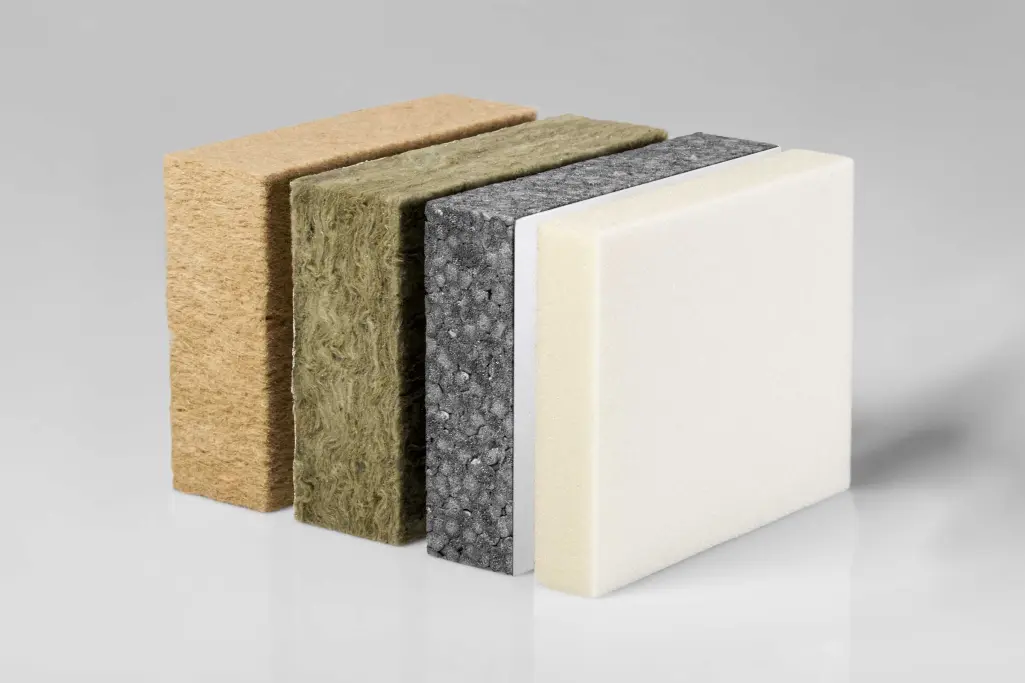 Dämmstoffübersicht von Sto: Vier Dämmstoffe nebeneinander, Holzfaser,  Mineralwolle etc.