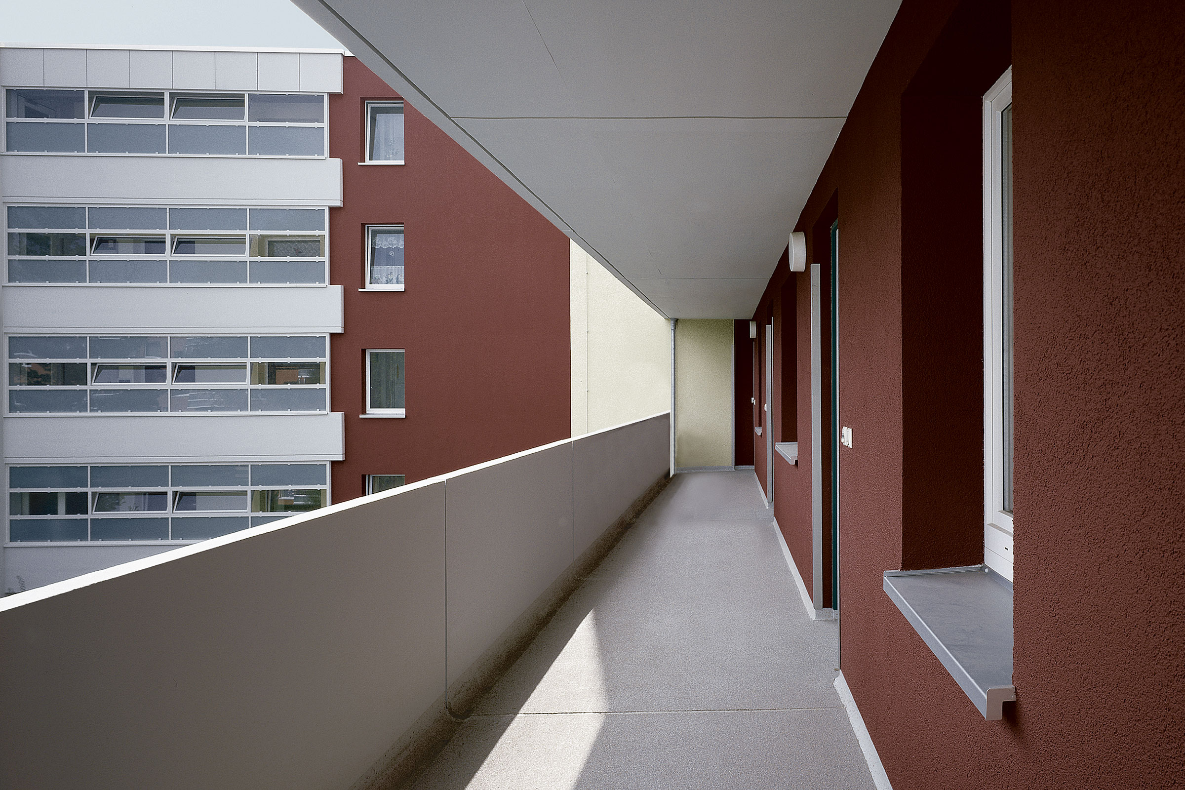 Sanierter Bedonboden auf einem Balkon mit rotbrauner Seitenwand