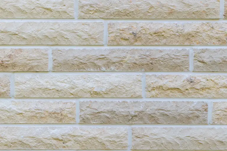 Detailaufnahme einer gedämmten Natursteinfassade, gestaltet mit StoStone Natursteinen Sto-Fossil