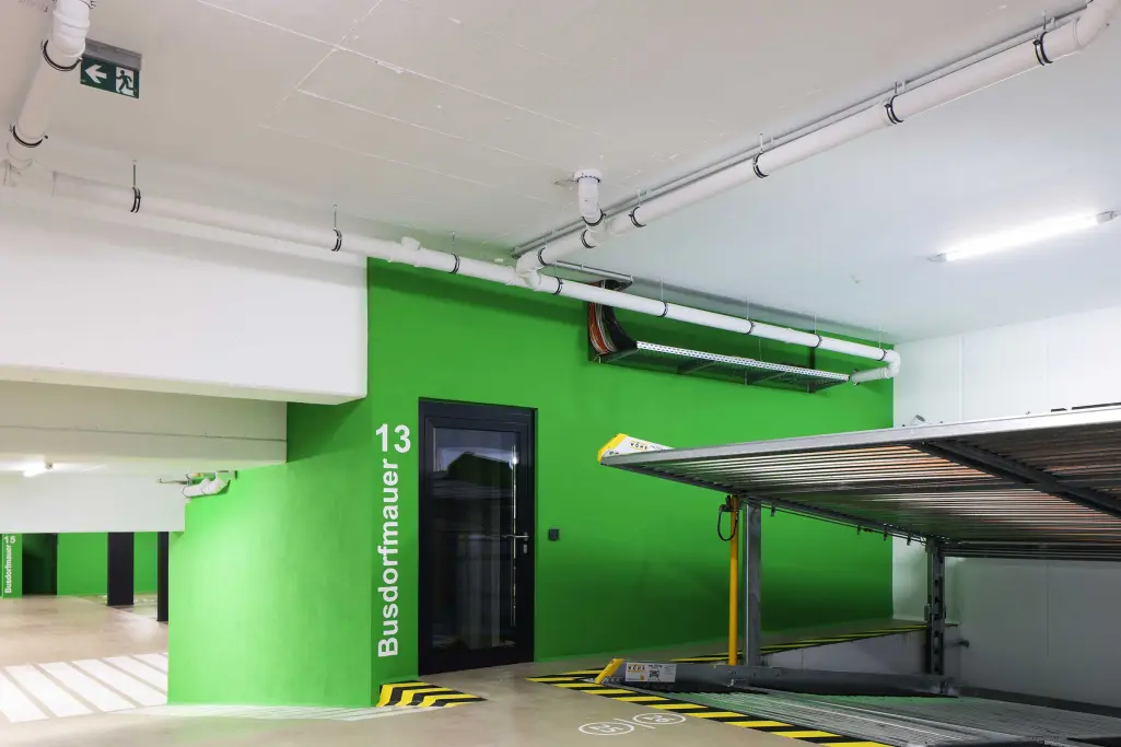 Parkhaus Wydenbrück mit gründer Wand, Paderborn DE; 