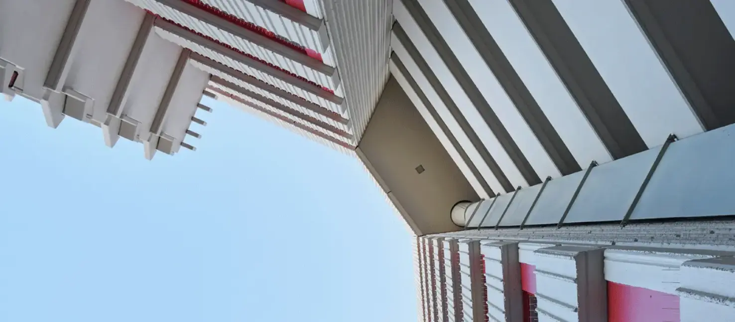 Mehrstöckiges Gebäude mit Balkonen aus Beton von unten 