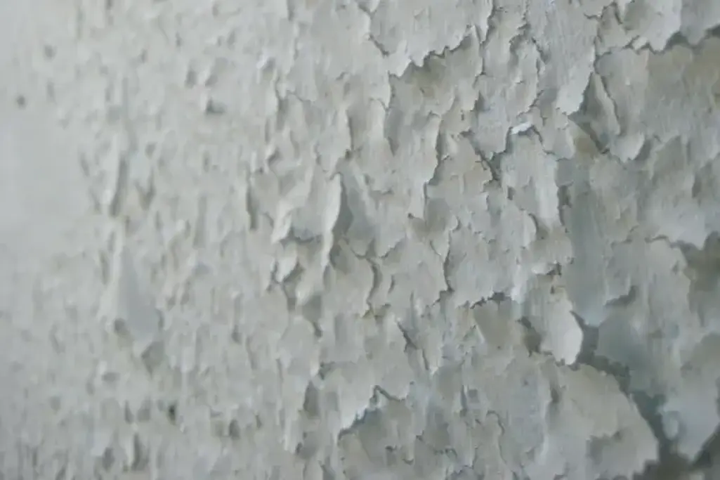 Betonoberfläche mit sich lösendem Trägermaterial Betonit