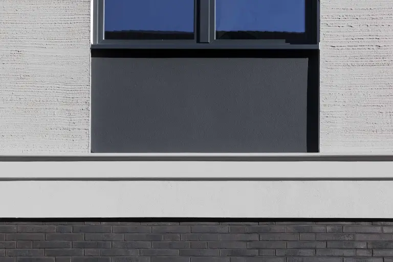 Fassadengestaltung mit Putz, Fassadenfarbe, Klinker und plastischen Fassadenelementen auf WDVS. 