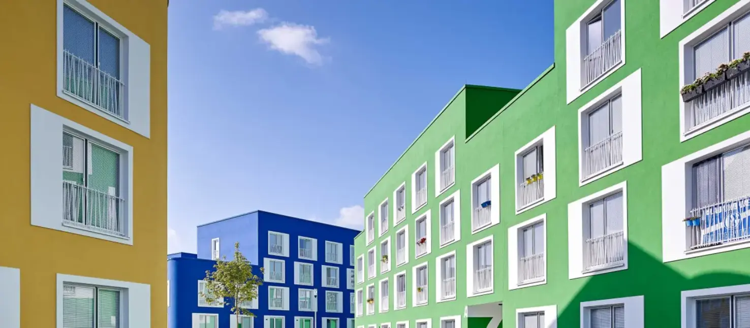 Fassadenfarbe: farbenfrohe Fassade eines Studentenwohnheims 