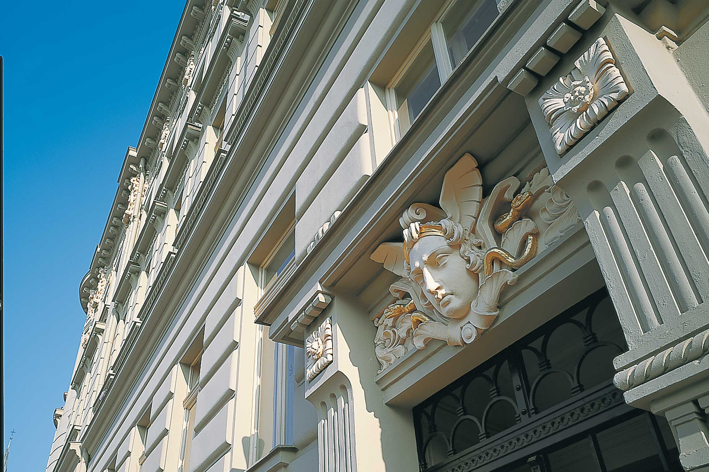 Silikat-Fassadenfarbe: historische Fassadenfarbe Gemeindeamt in Tschechien