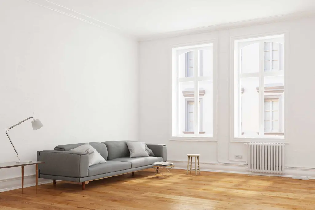 Wohnraum mit Sofa und weissen Wänden