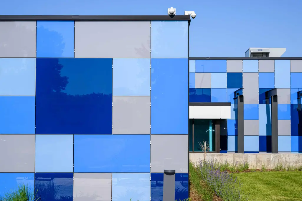 Dämmsysteme Fassade, blaugraue Glasfassade, VHF Dämmsystem StoVentec Glass