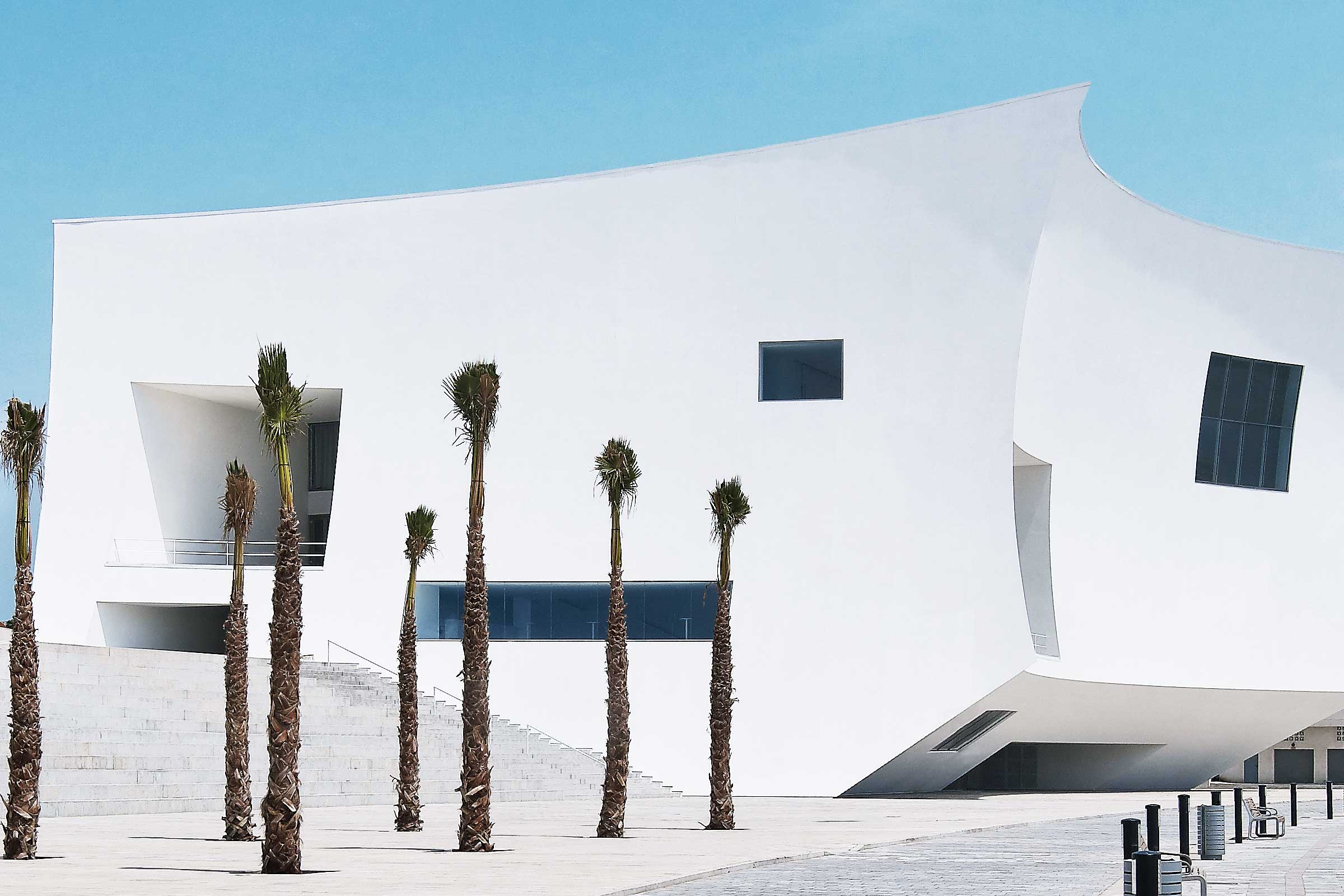 VHF mit Schwung: hinterlüftete Fassade eines Konzertsaals in Spanien, weisse Putzfassade StoVentec R