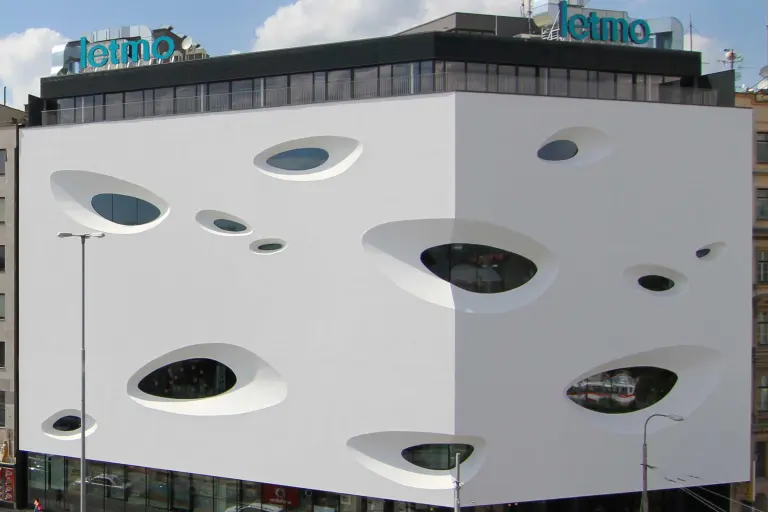 Vorgehängte hinterlüftete Fassade in Weiß, StoVentec R, Fassade eines Einkaufszentrums