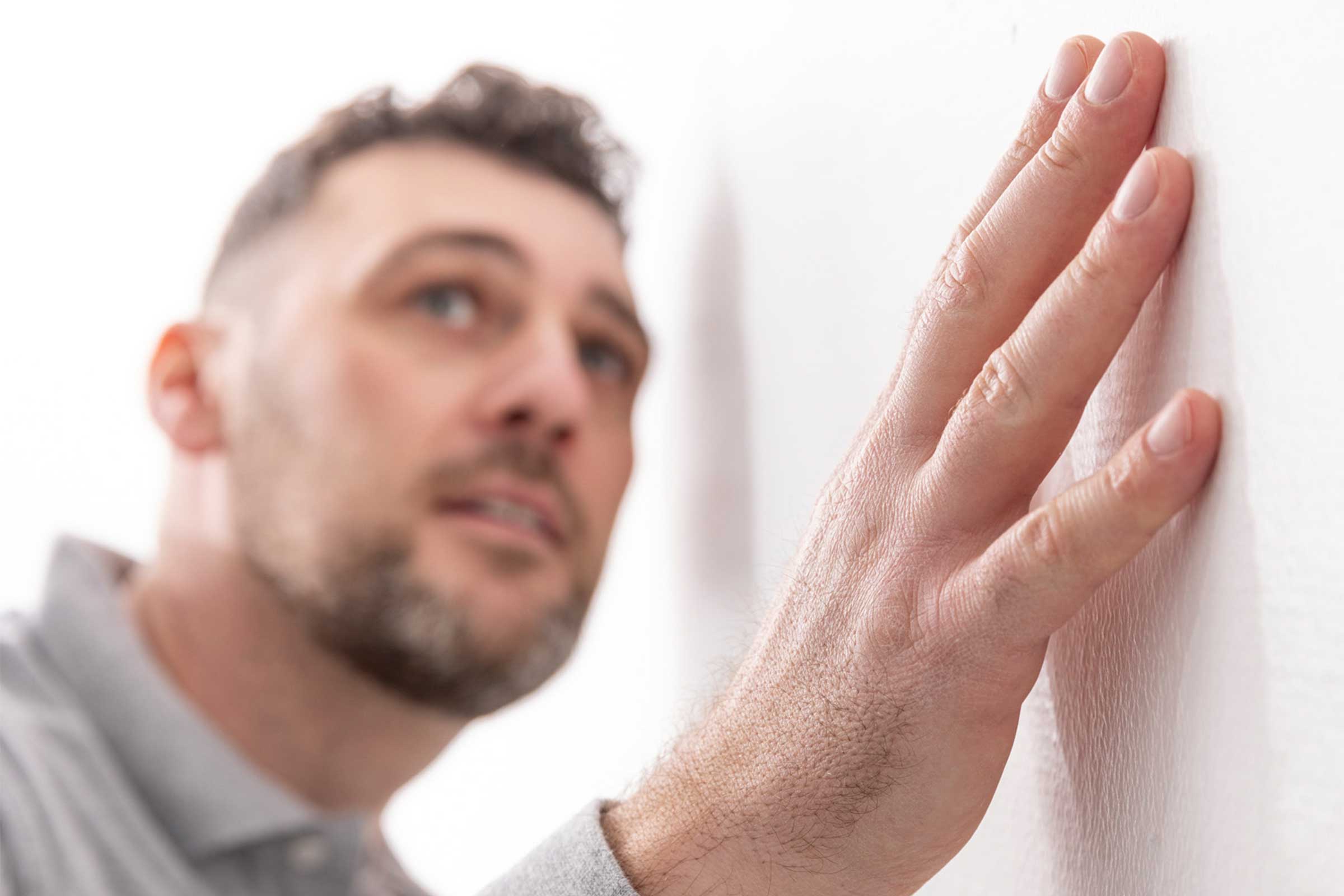 Wandfarbe abwischbar und matt: Verarbeiter testet die Farbe StoColor PuraClean an der Wand