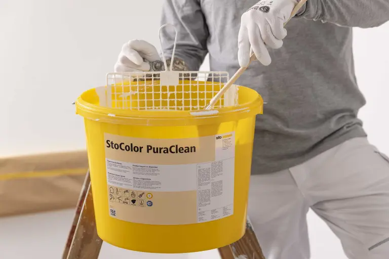 Abwaschbare Wandfarbe StoColor PuraClean, Verarbeitung der Innenfarbe im gelben Eimer