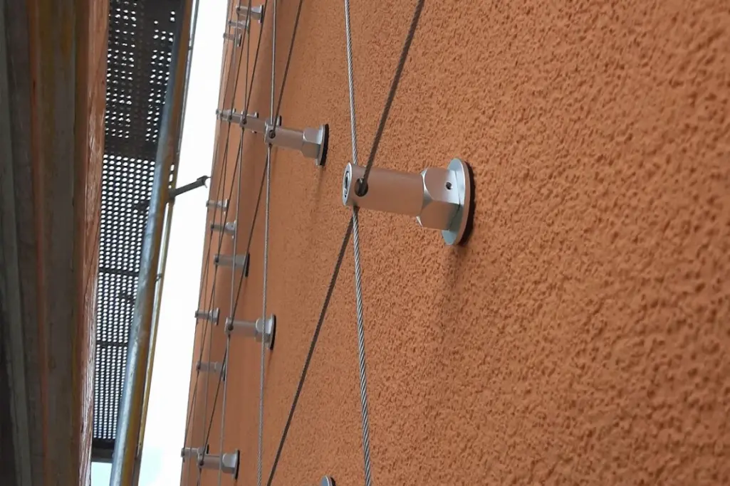 Fassade mit Fassadenbegrünung StoFix Iso-Bar ECO