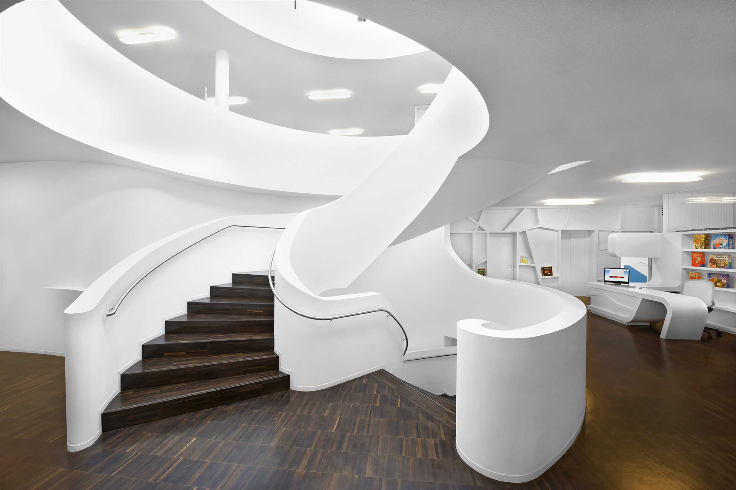 Profi-Wandfarbe innen: Strahlend weisse Wände im Foyer der Mediathek 