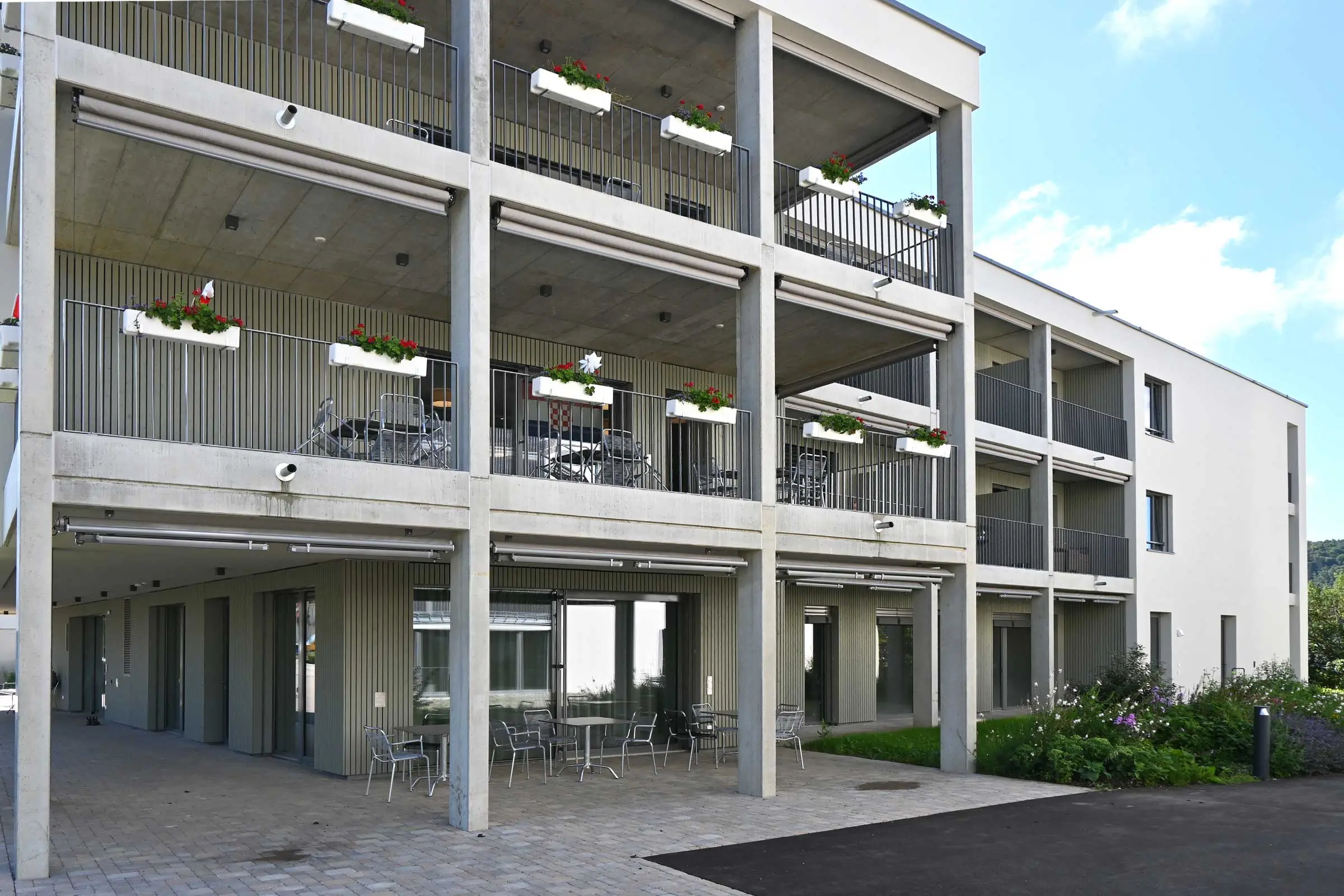 Vue latérale avec balcons de l'immeuble d'habitation du centre pour personnes âgées de Beringen 