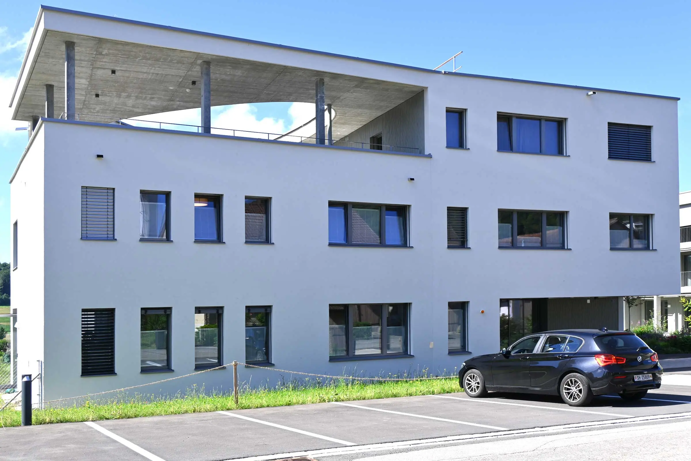 Mehrfamilienhaus-Alterszentrum mit heller Fassade