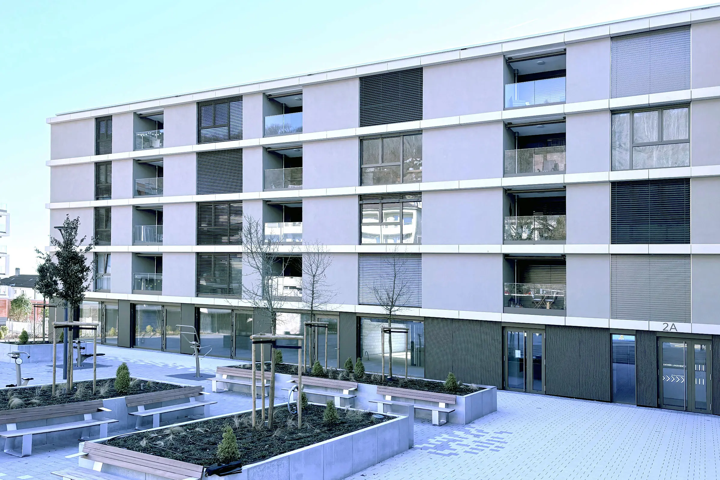 Gesamtansicht Mehrfamilienhaus mit Fensterfront
