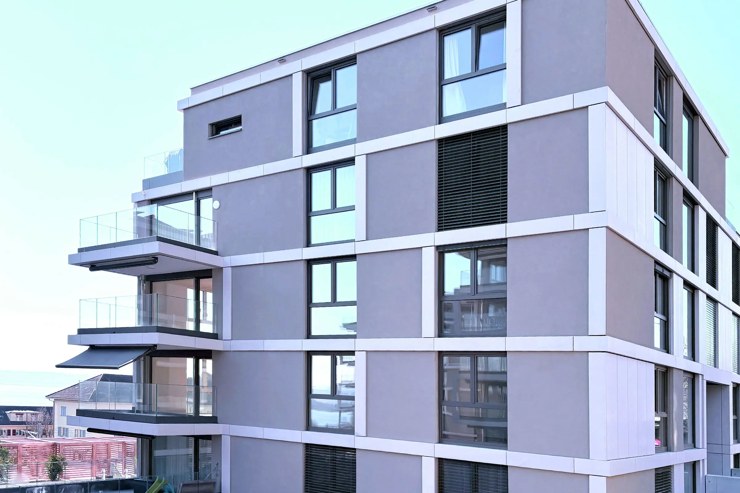 Mehrfamilienhaus Ansicht von hinten mit Sicht auf Fenster und Balkone