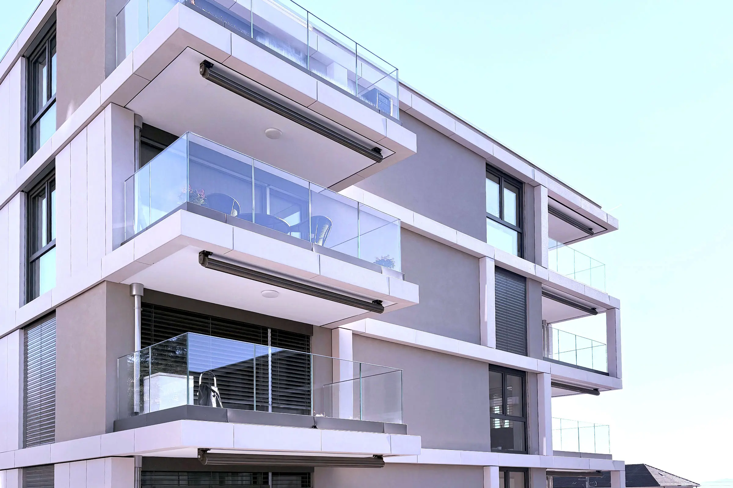 Ansicht auf die Unterseite von 2 Balkonen mit Akustikdecken 