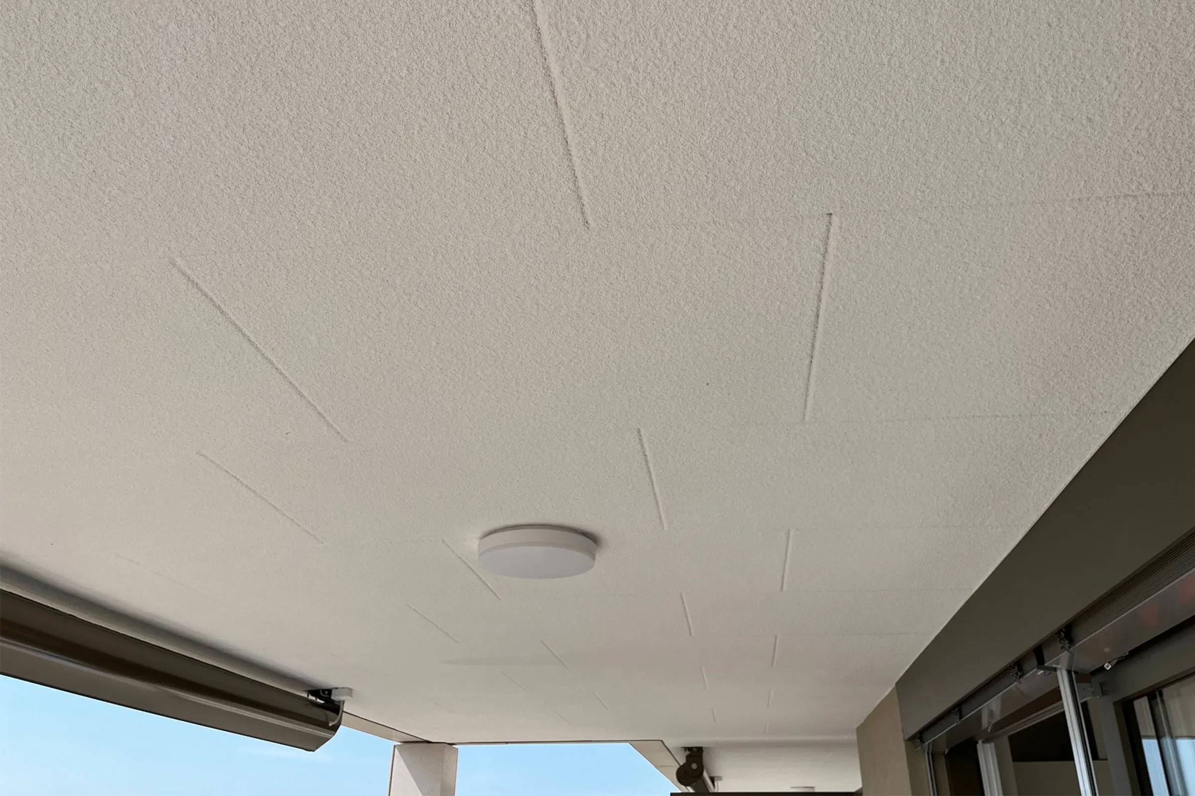 Nachaufnahme Akustikdecke Balkonuntersicht