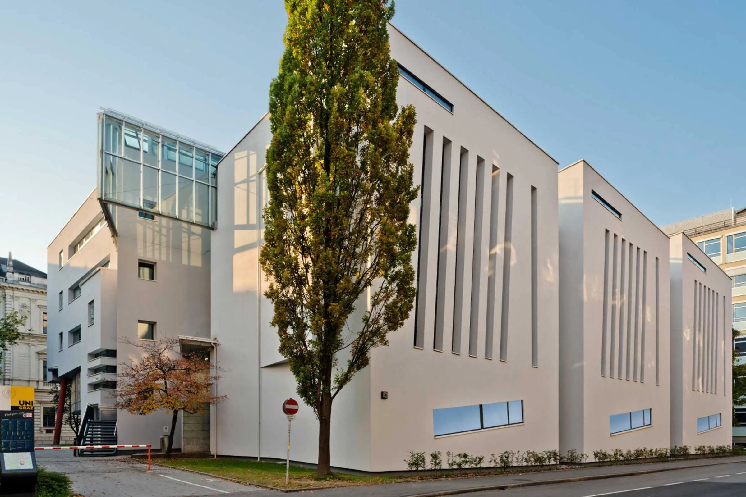 Eckansicht Universität Graz mit beiger Fassade mit Fassadenbeschichtung StoLotusan