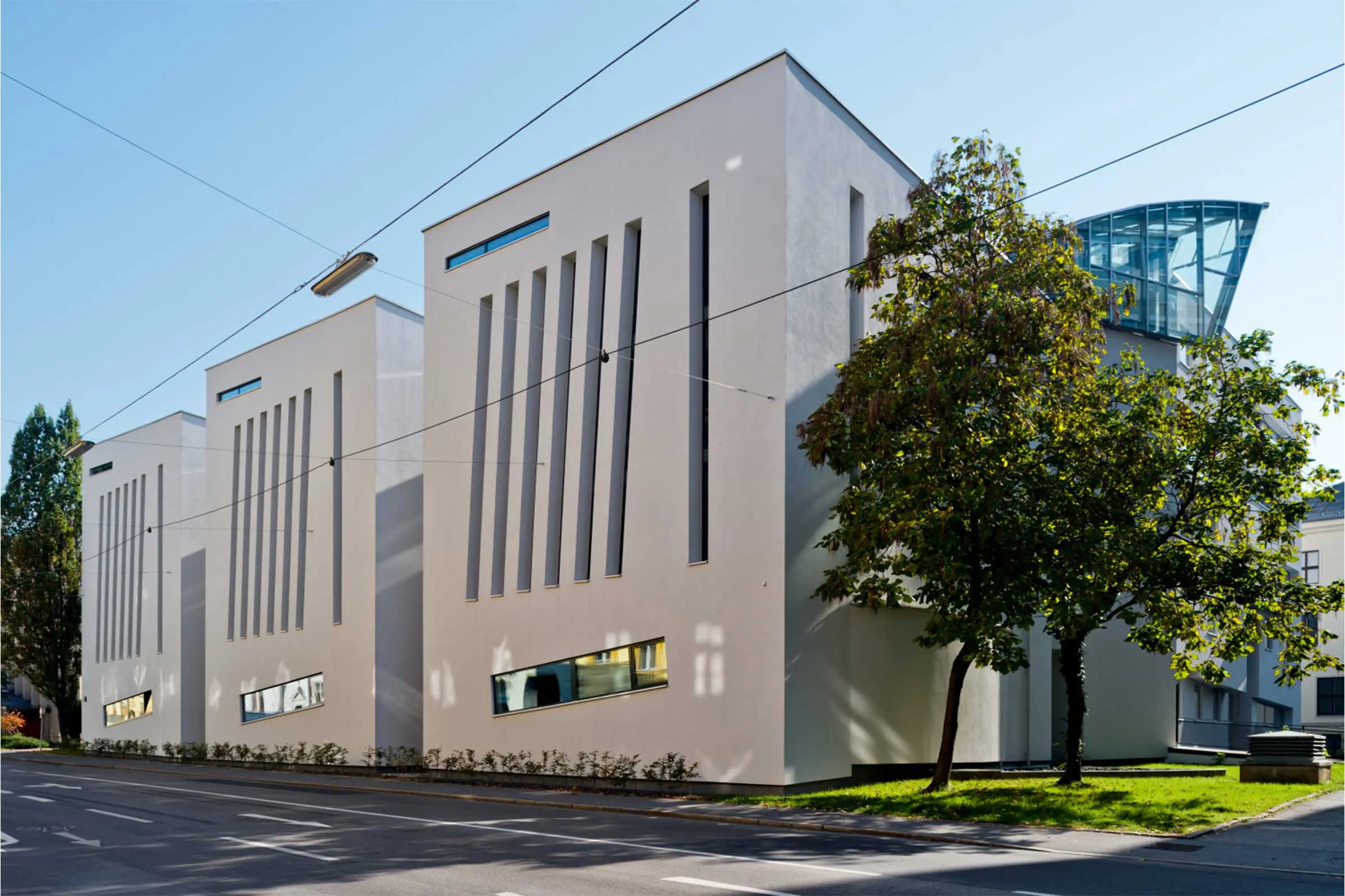 Seitenansicht Universität Graz mit heller Fassade StoLotusan