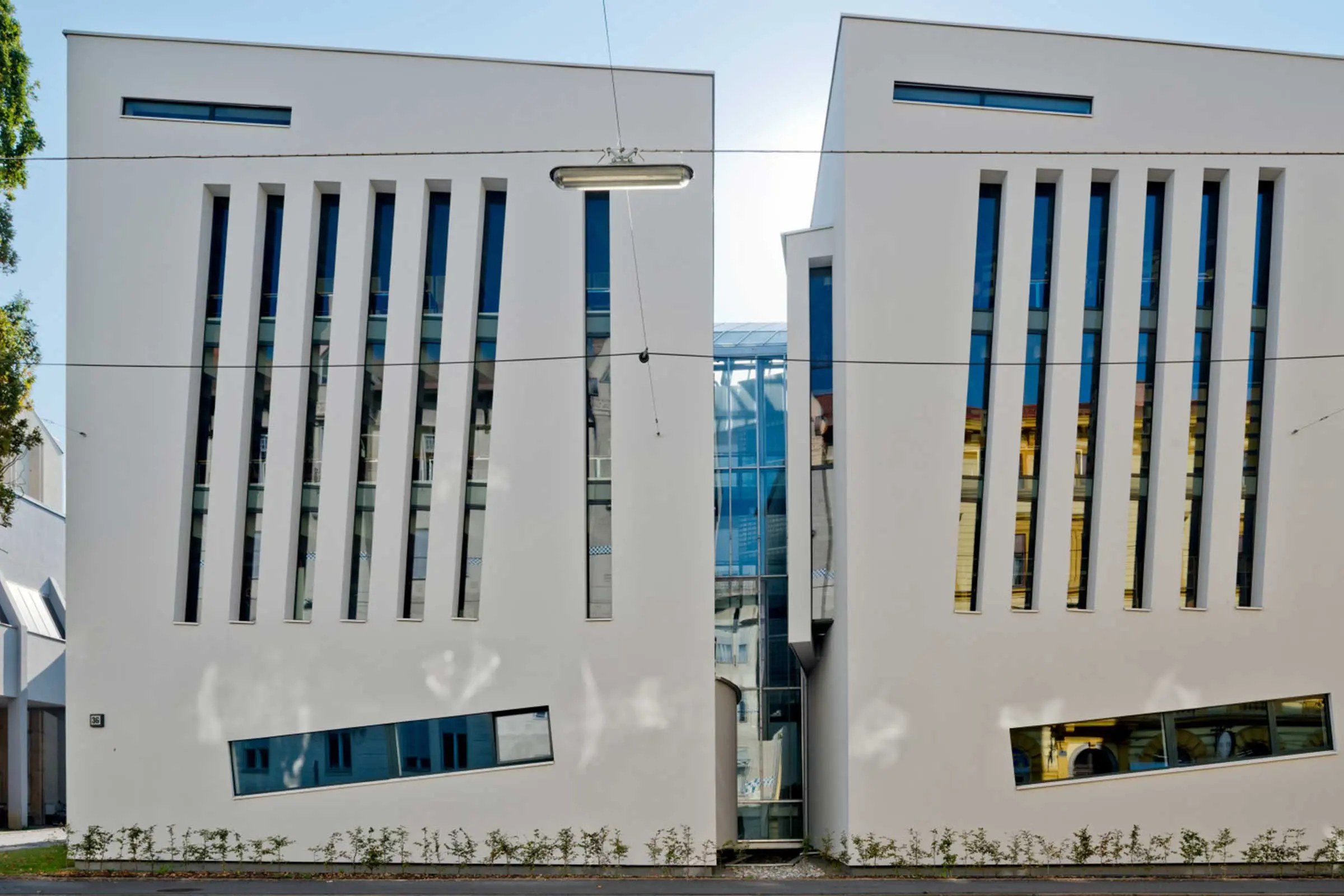 Frontansicht Universität Graz mit heller vorgehängter Fassade