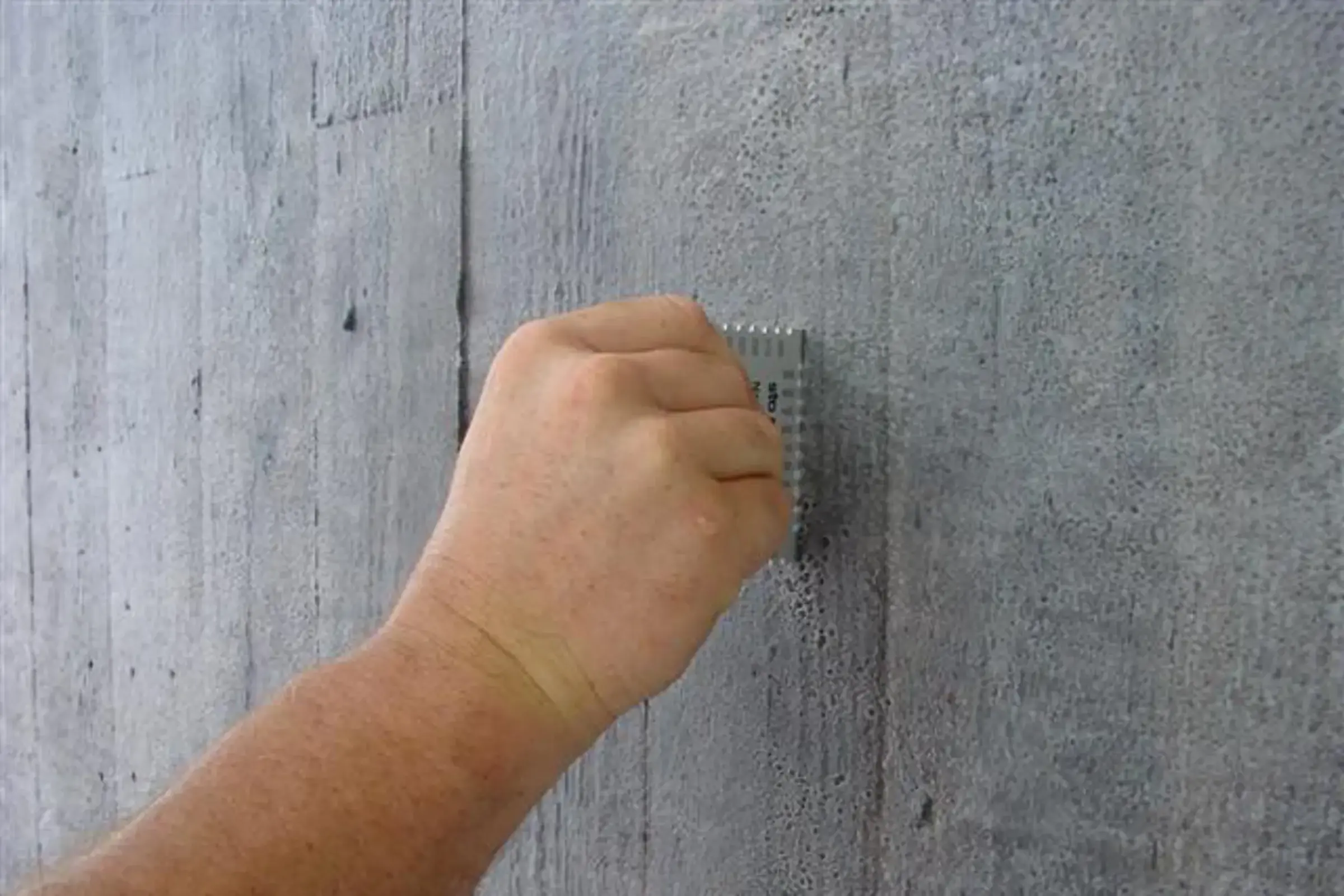 Mesure de l'épaisseur de la couche d'hydrofugation sur un mur en béton