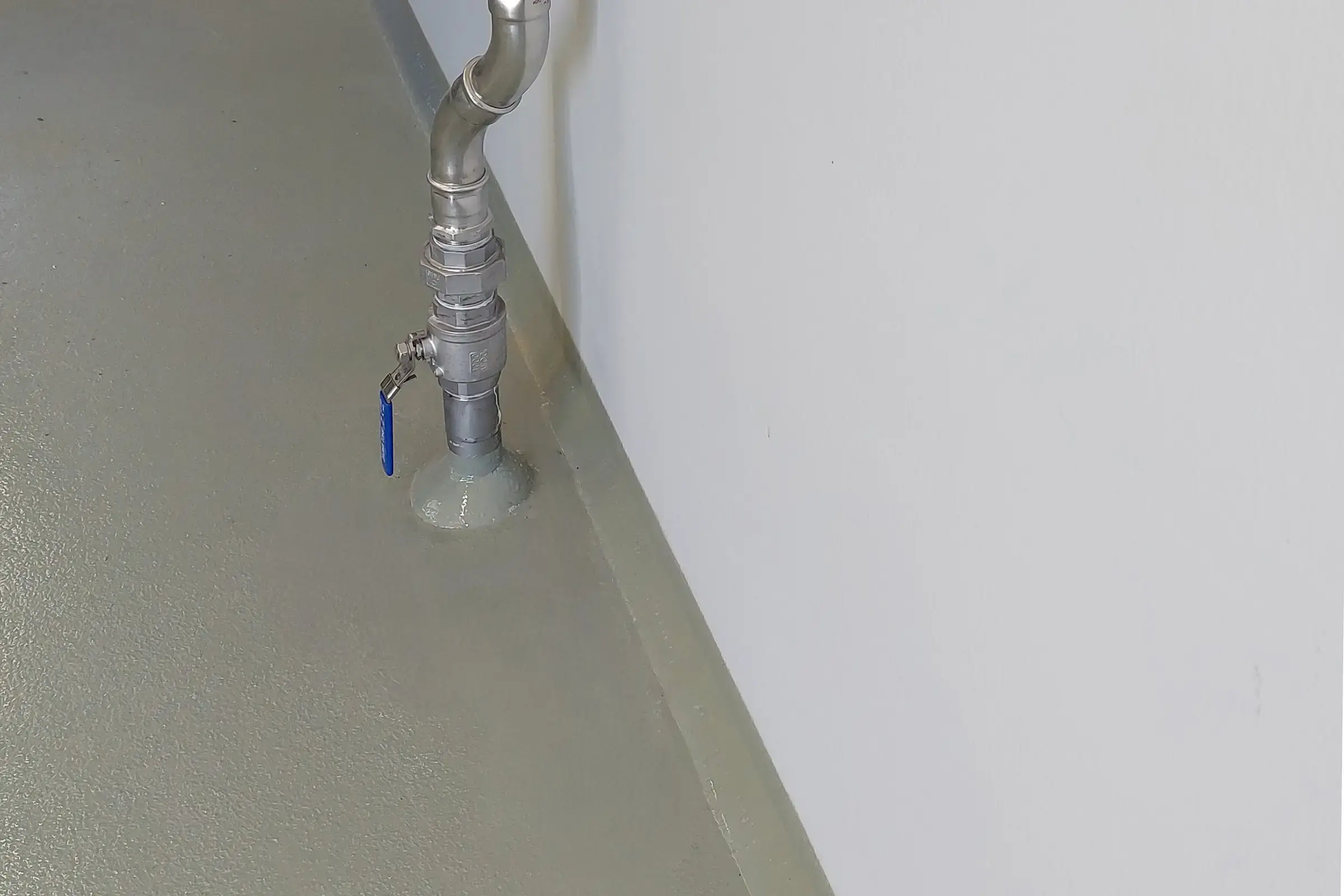 Detailansicht von Bodenbelag einer Schlammentwässerungslanlage