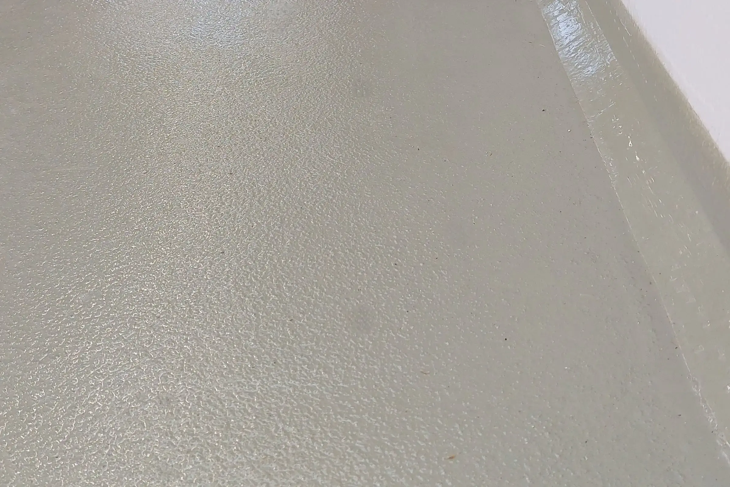 Bodenbelag grau in einer Schlammentwässerungslanlage