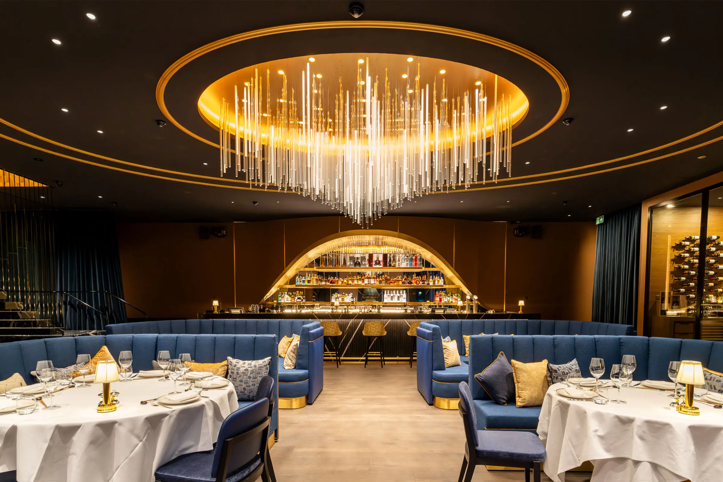 Soffitto illuminato con sistema acustico StoSilent nell'Hotel Billionaire St. Moritz