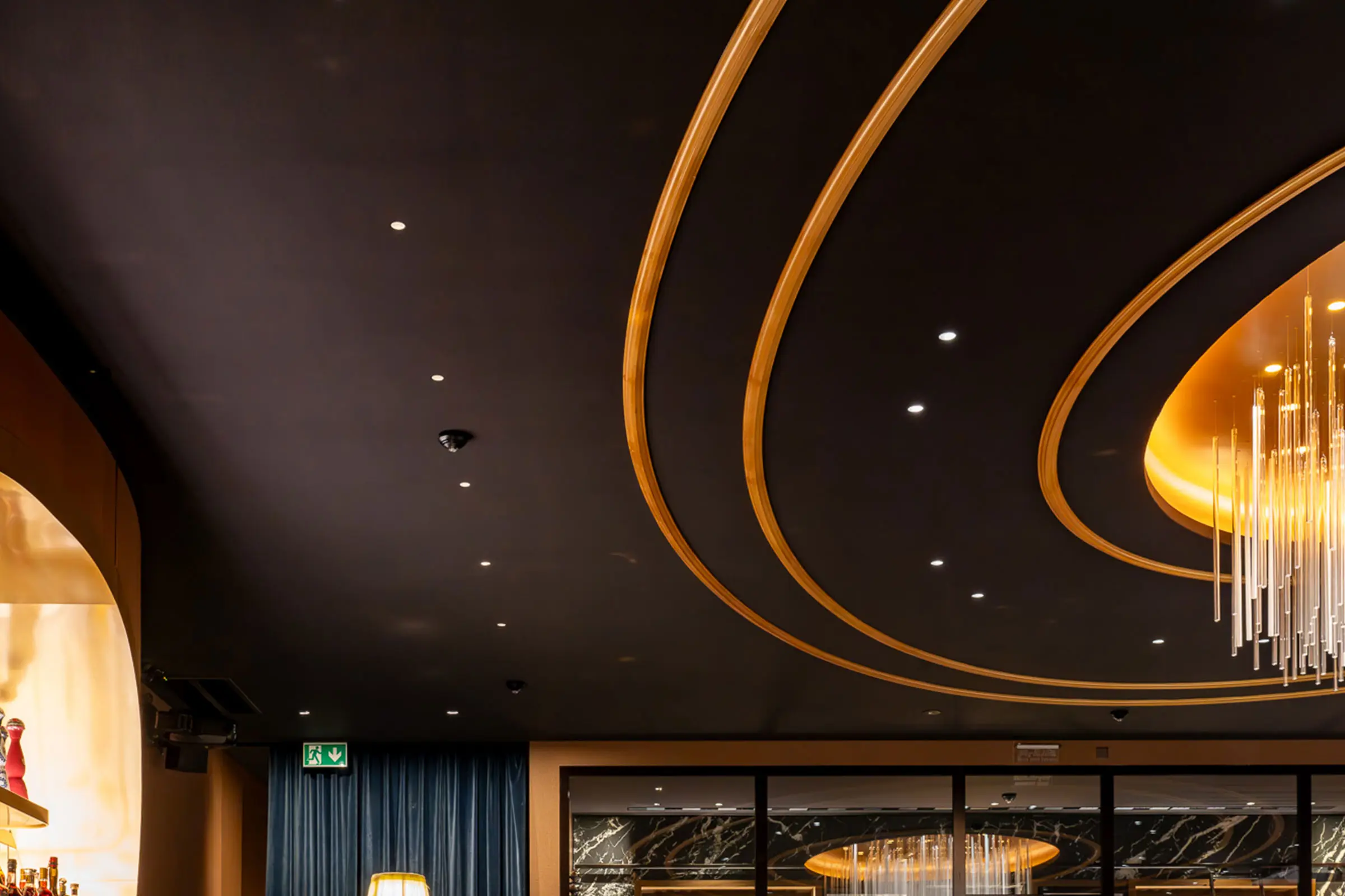 Primo piano del soffitto con sistema acustico StoSilent nell'Hotel Billionaire St. Moritz
