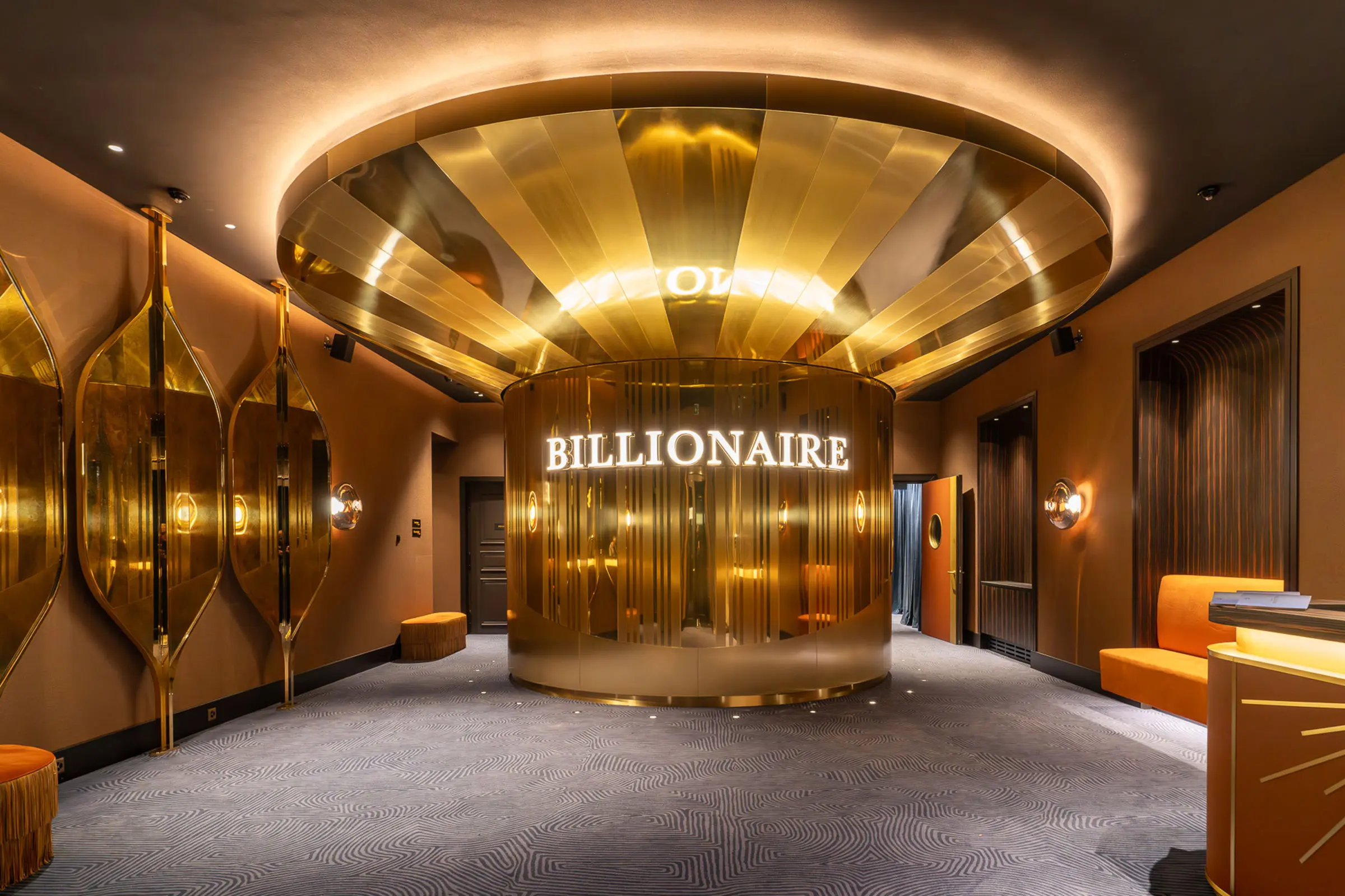 Soffitto illuminato con sistema acustico StoSilent nell'Hotel Billionaire St. Moritz