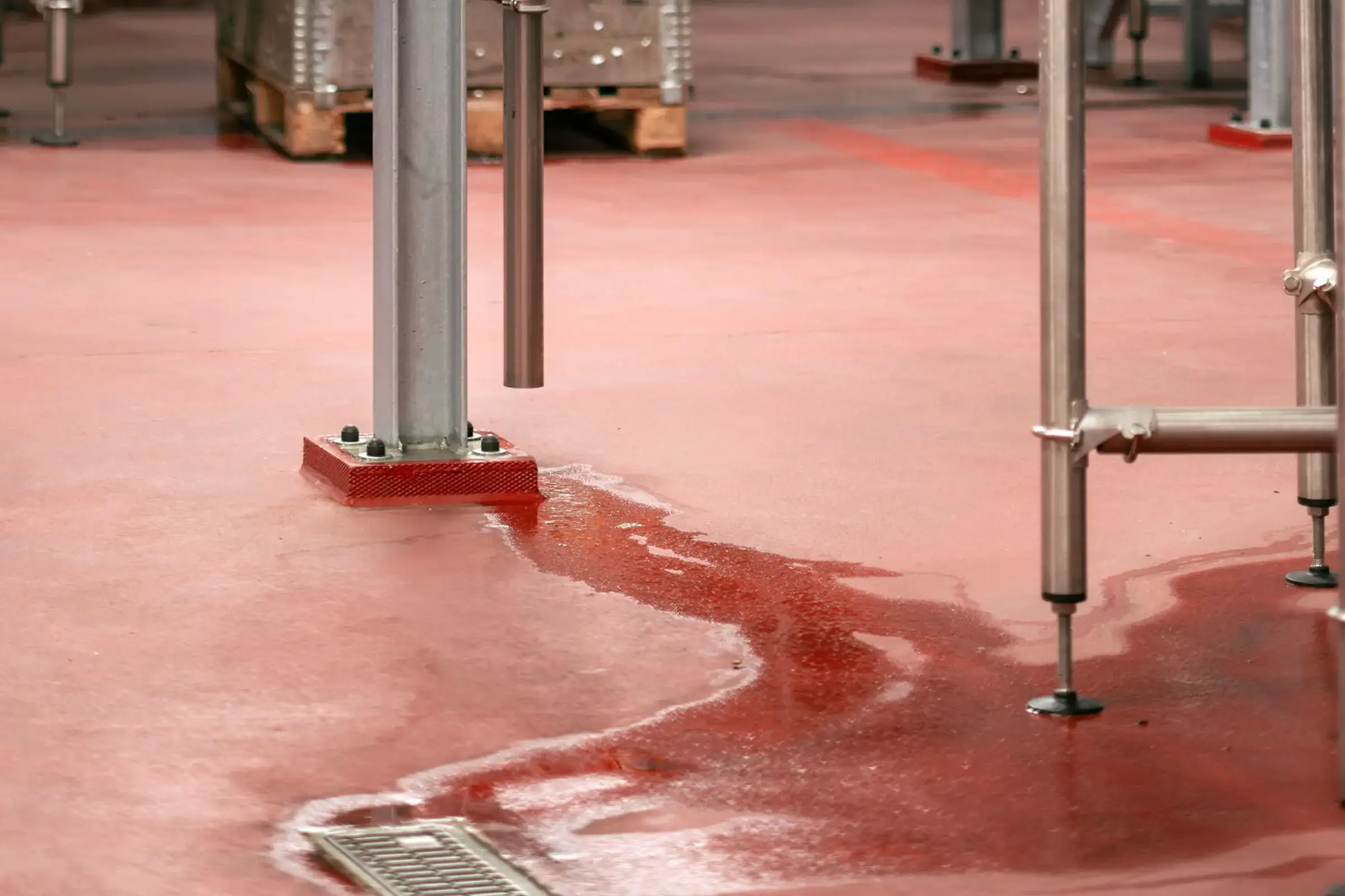 Wasser läuft ab auf roter Bodenbeschichtung in Brauerei