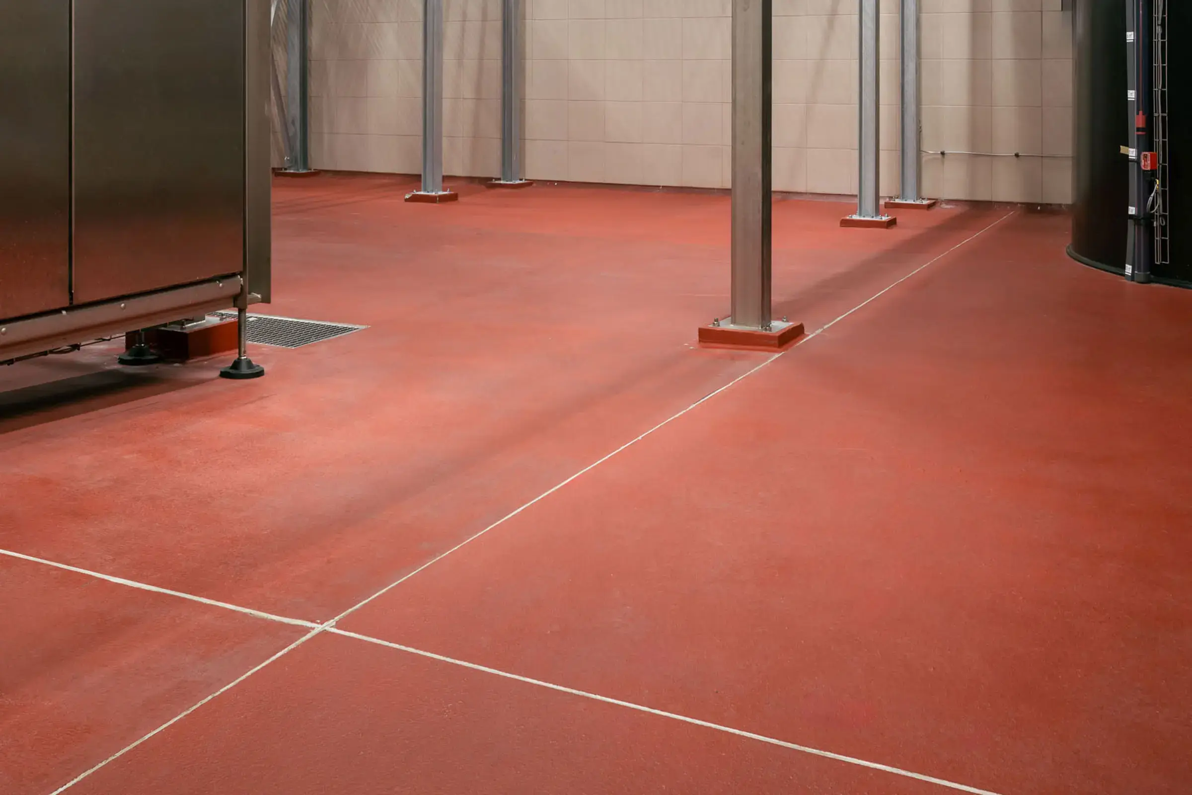 Rote Bodenbeschichtung in Brauerei