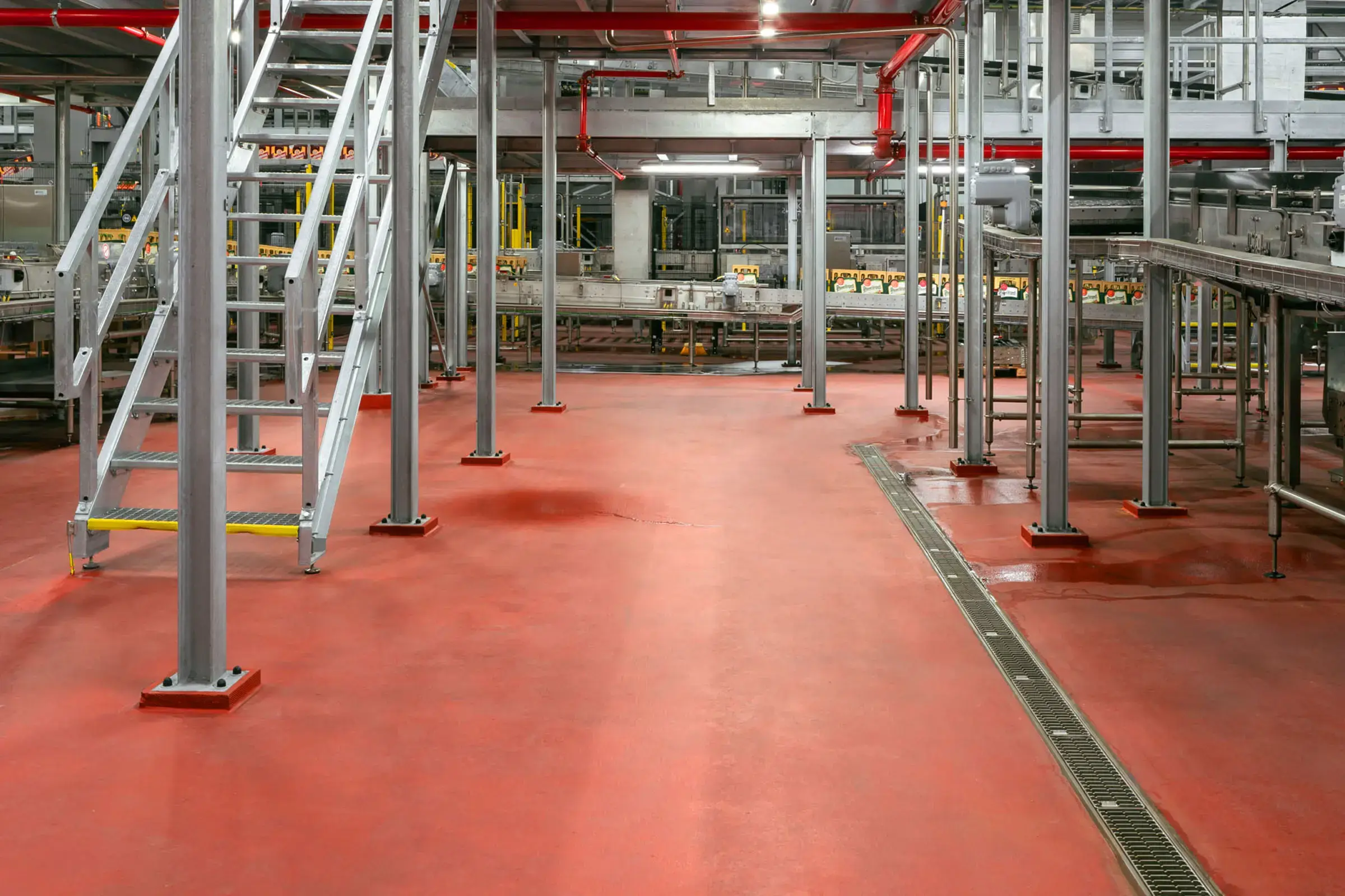 Rote Bodenbeschichtung in Brauerei