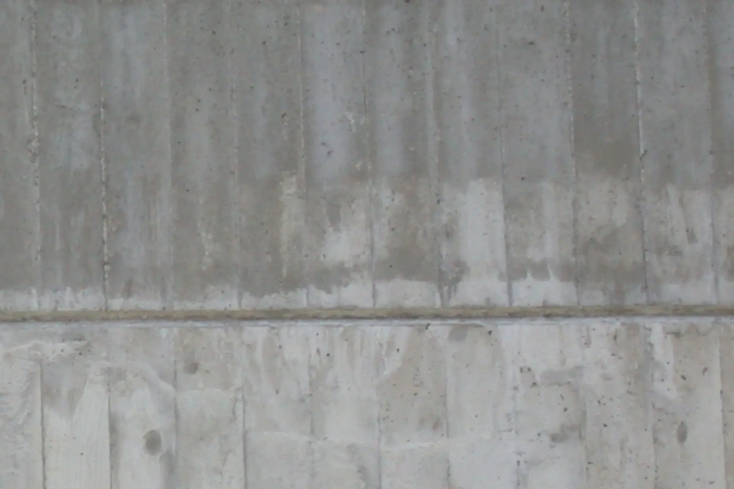 Gros plan sur un mur en béton après hydrofugation