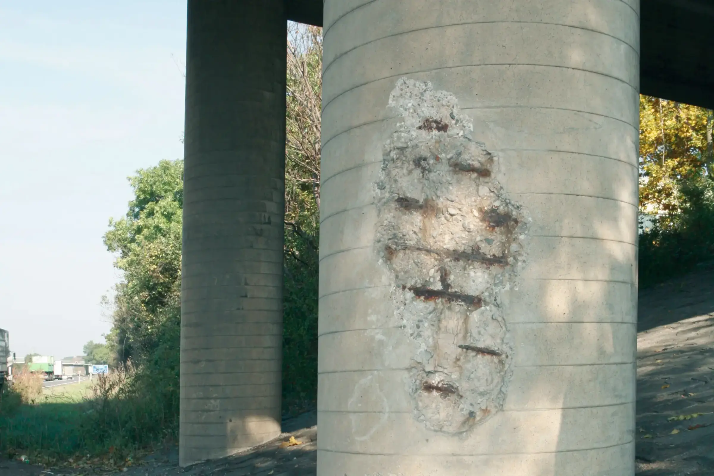Pilier de pont en béton endommagé sur l'autoroute A8