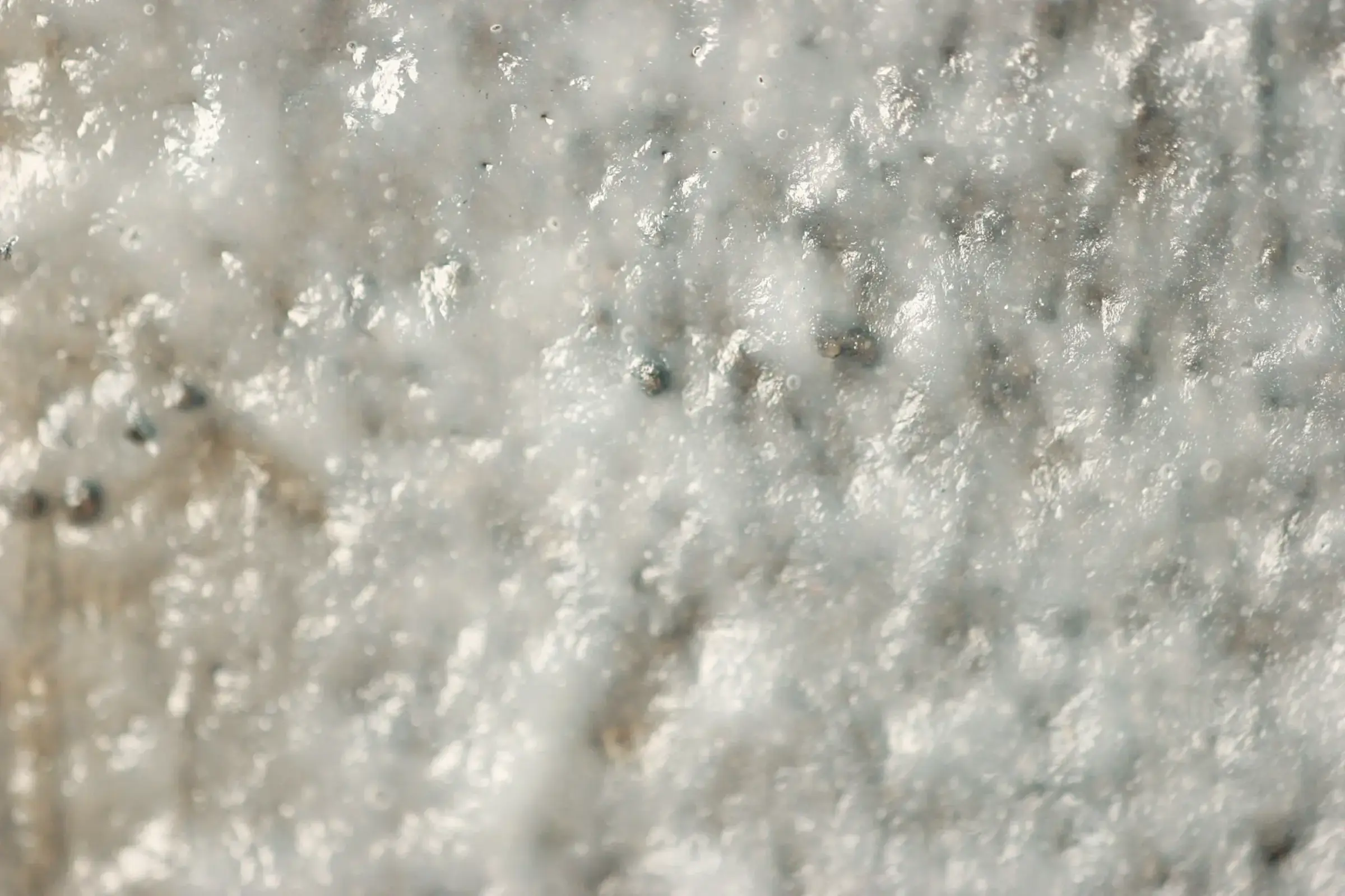 Gros plan sur une surface dégradée Piliers de pont en béton