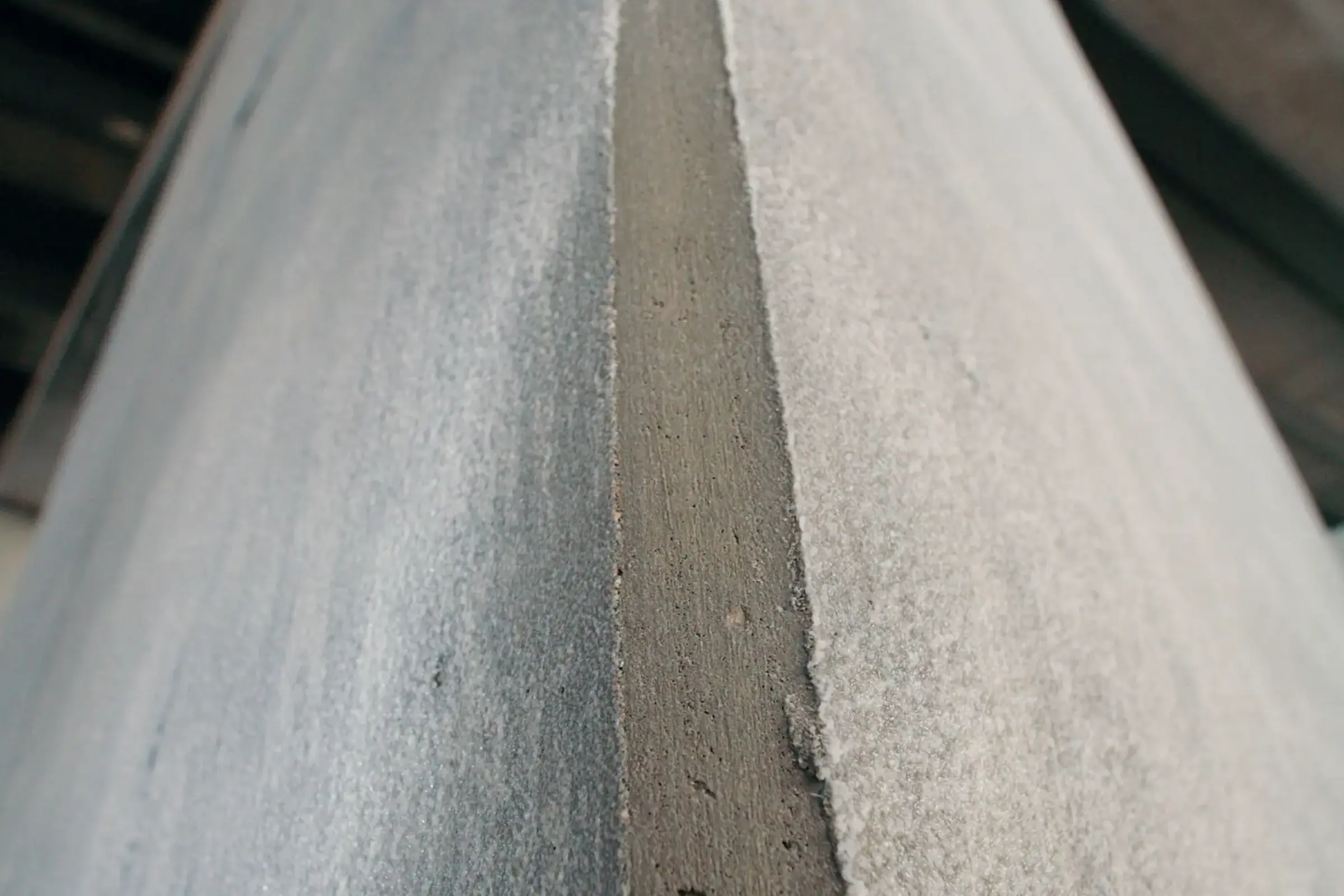 Gros plan sur la surface rénovée d'un pilier en béton