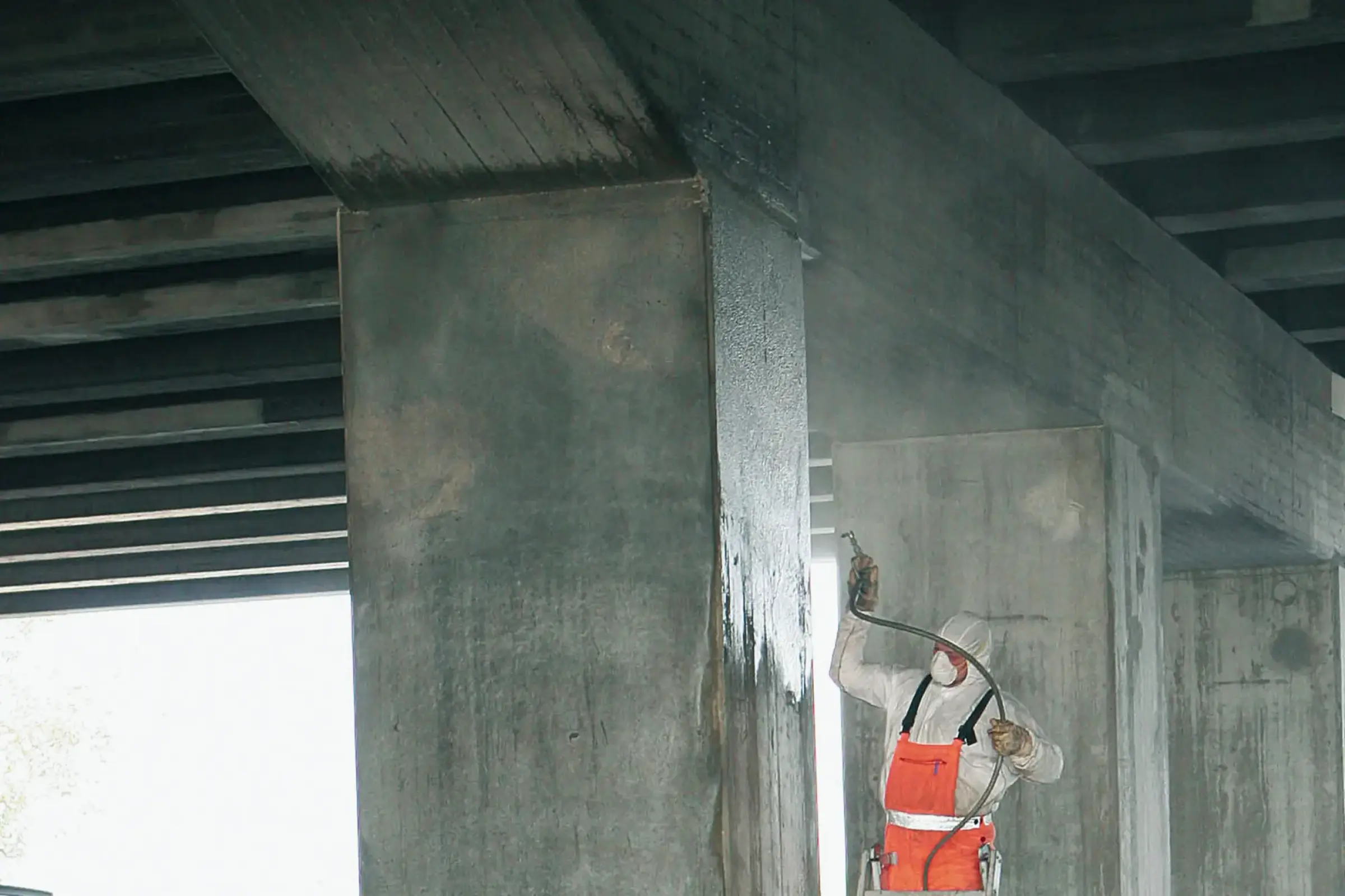 Application de la protection de surface sur un mur en béton